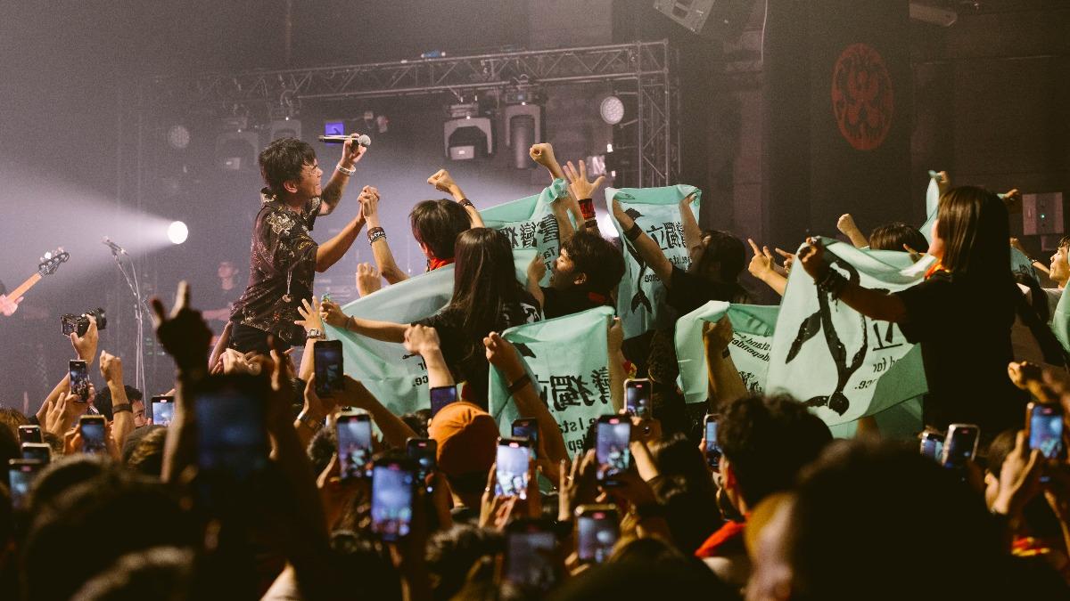 滅火器樂迷「火種」超挺四面火旗全到齊，人體衝浪、全場衝撞、大合唱連發。（圖／火氣音樂提供）