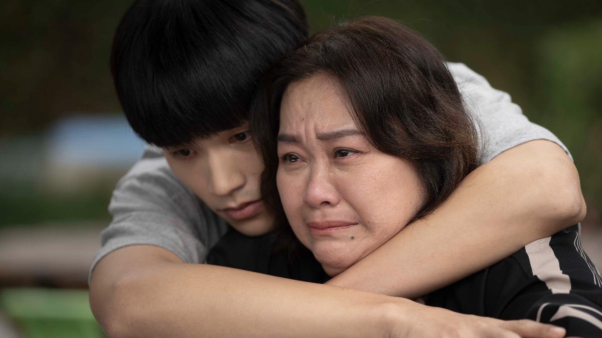 鍾欣凌（前）、王品澔母子戲令人動容。（圖／公視台語台、華視提供）