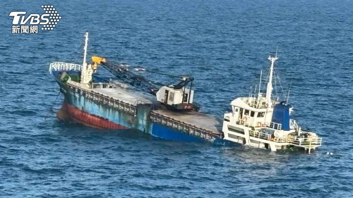 貨船「鑫豐」輪在昨天金門烏坵碼頭外狀況。（圖／TVBS）