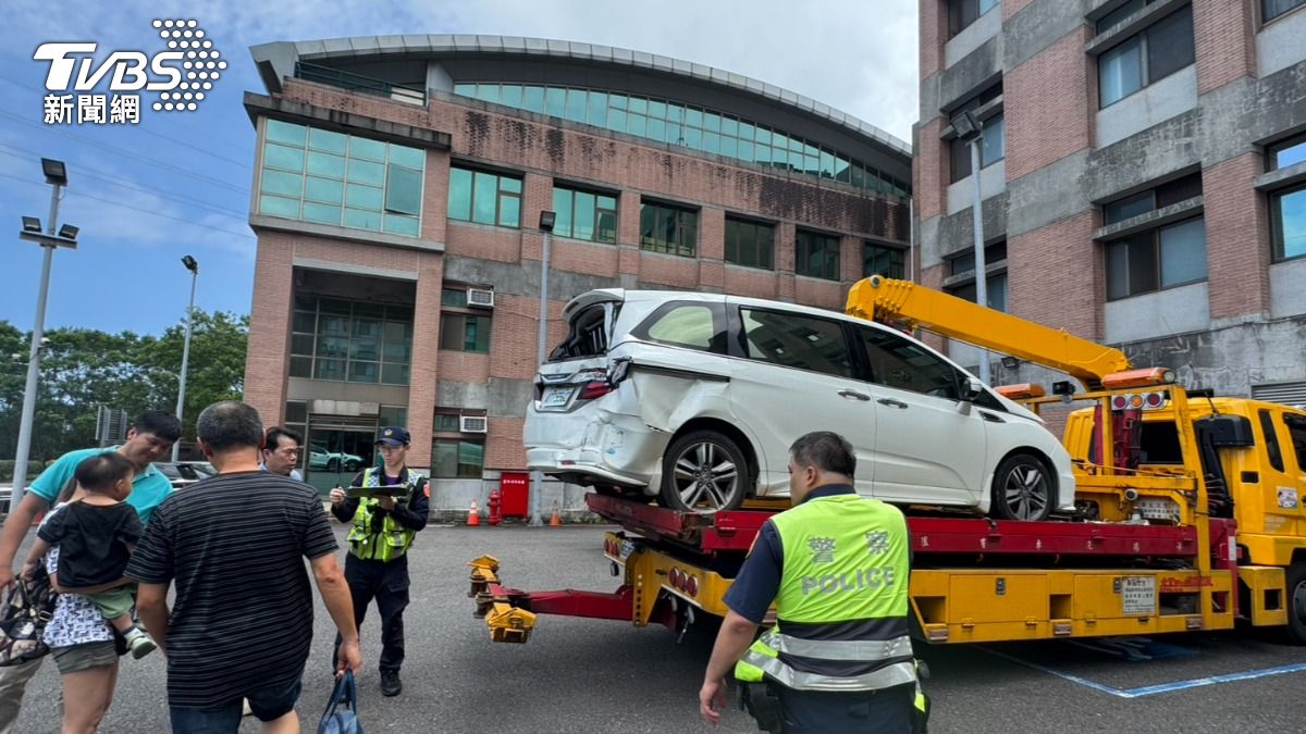 小客車駕駛稱，小貨車駕駛坦言自己開到睡著才肇事。（圖／TVBS）