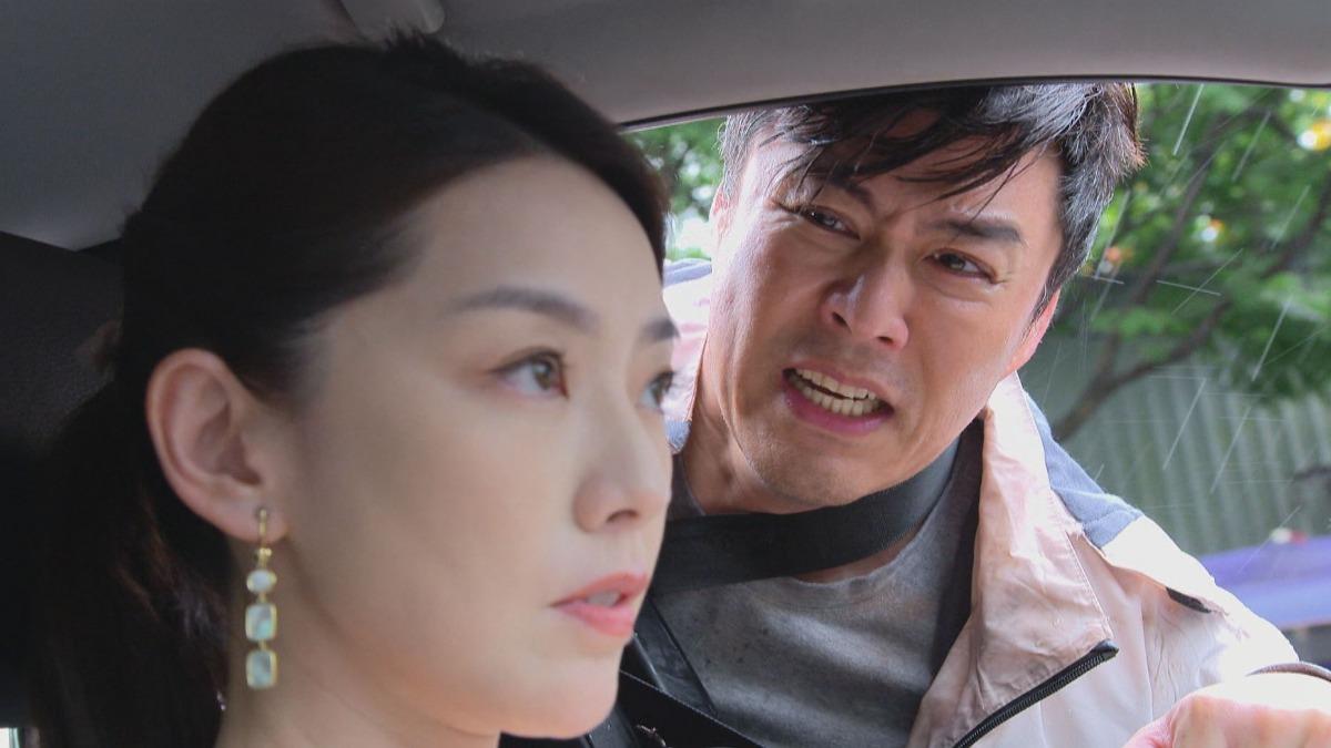 賴芊合（左）大雨中駕車飆戲，壓力爆表仍咬牙拍完。（圖／民視提供）