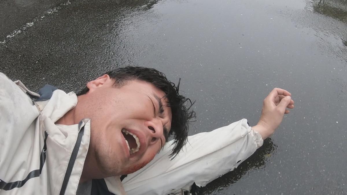 劉至翰堅持親自上陣，演出驚險橋段。（圖／民視提供）