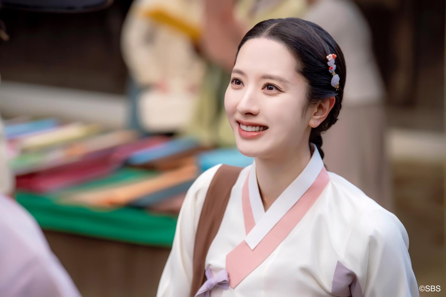 金知妍飾演巫女汝里，堅定守護所愛之人的模樣令觀眾感動。（圖／Hami Video提供）