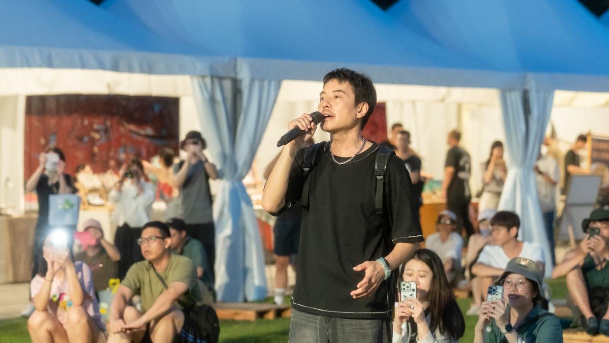 金曲音樂人陳如山（阿山） 重返熟悉音樂舞台 Live火力全開！奔下台近距離互動。（圖／誠品生活、臺北流行音樂中心提供）