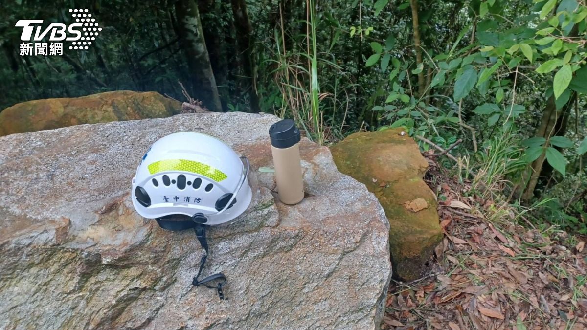 救護人員發現一只保溫瓶。（圖／TVBS）