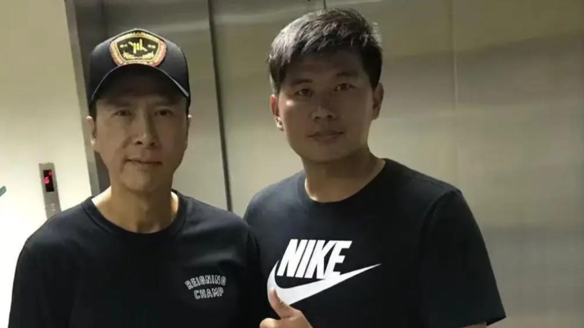 周偉曾在《怒火‧重案》中與甄子丹合作,曾留下紀念合照。(圖/翻攝自微博)