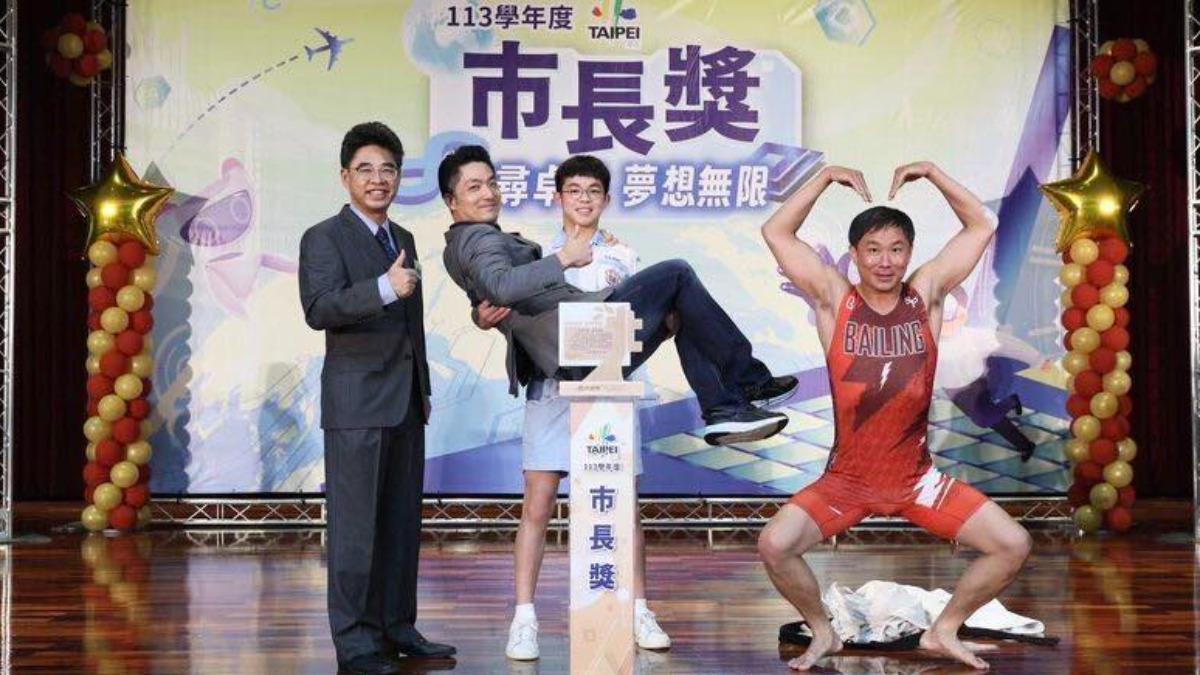 台北市長蔣萬安被同學公主抱。（圖／翻攝自蔣萬安臉書）