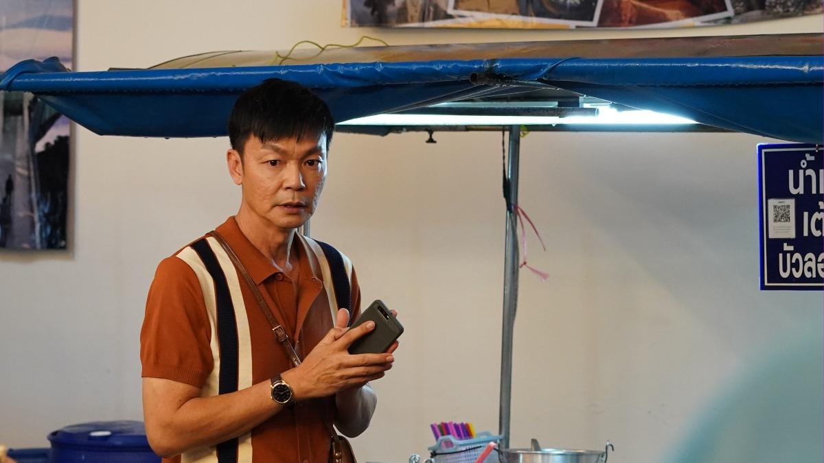 喜劇天王拍戲掛彩！　「遭椅子砸手」見血忍痛：我片酬高沒關係