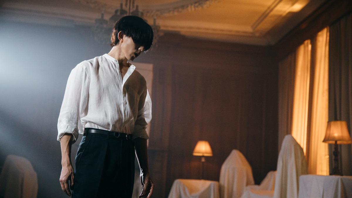 林宥嘉在MV裡飾演遭受壓迫而失控的角色。（圖／華研國際提供）