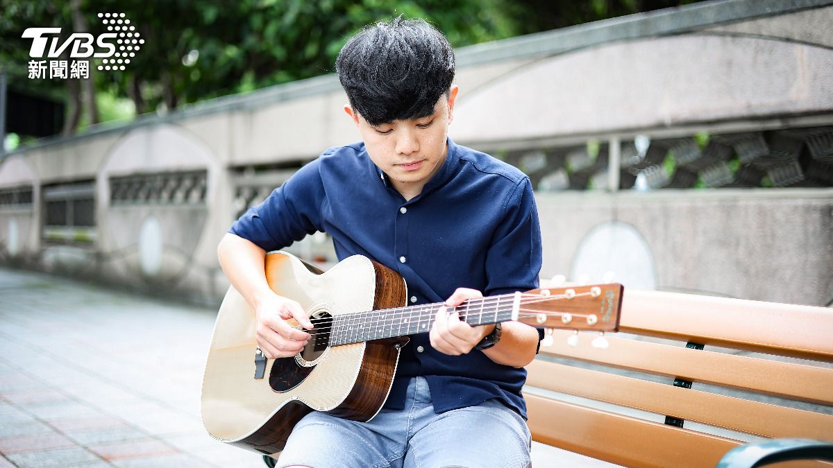 唱作俱佳的楊肅浩,將教育體驗寫入歌中。(圖/張哲鳴攝)