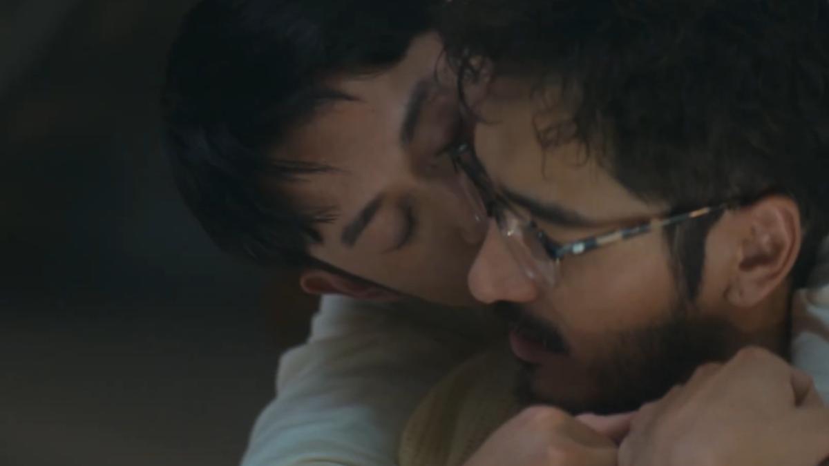 吳慷仁（左）、李至正有親密戲。（圖／翻攝自CATCHPLAY+）