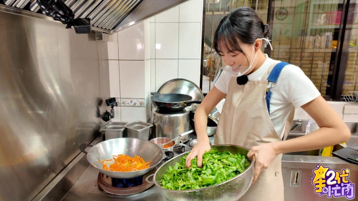 焦曼婷廚藝挑戰。（圖／Yahoo《星二代很忙內》 提供）