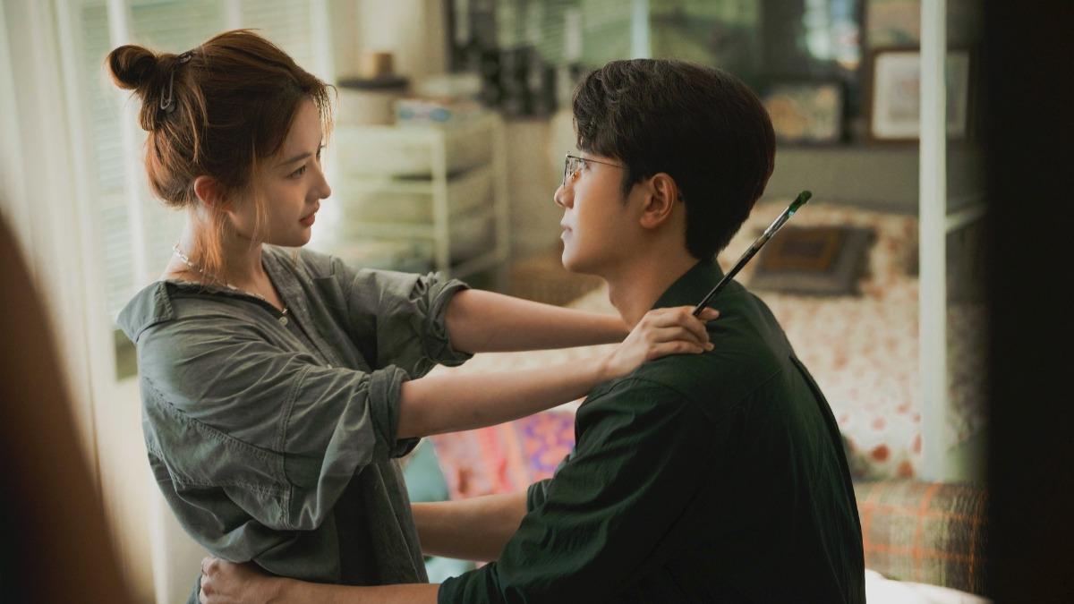 《玫瑰的故事》劉亦菲（左）跟彭冠英陷入熱戀。（圖／八大提供）