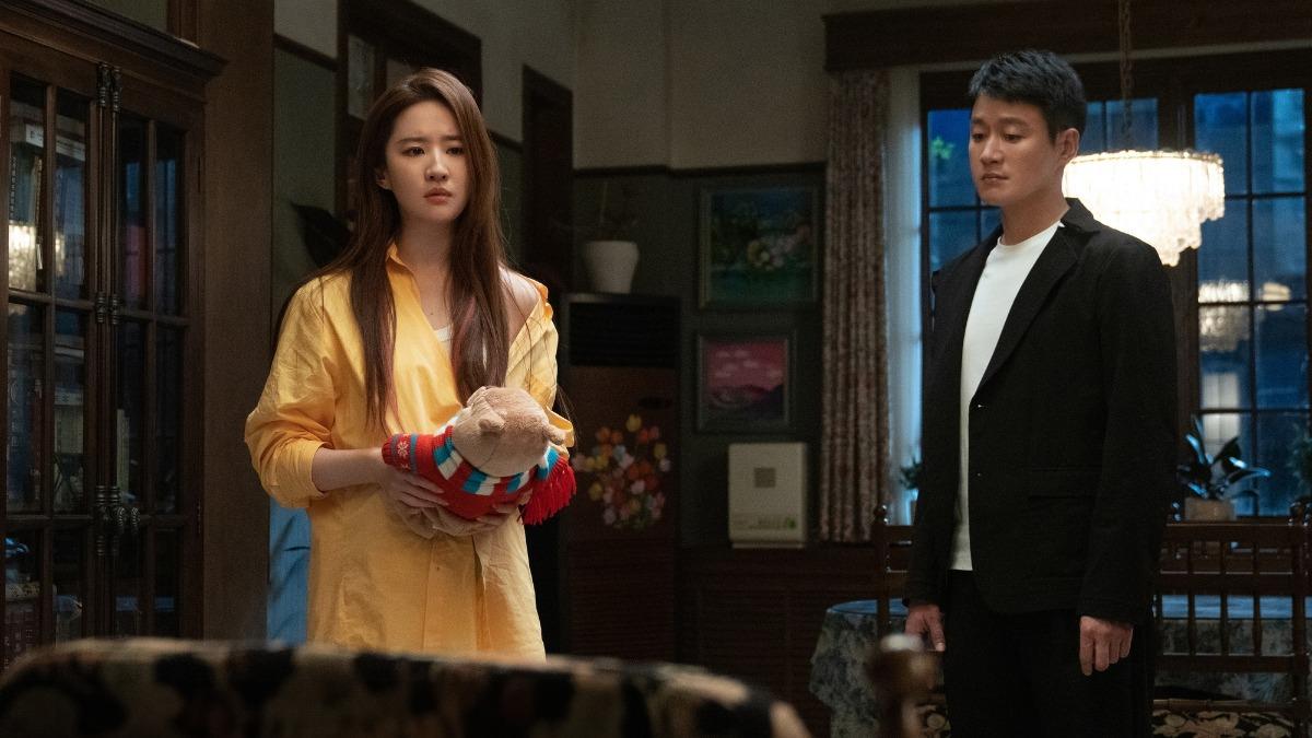 《玫瑰的故事》佟大為當劉亦菲（左）的戰鬥機。（圖／八大提供）