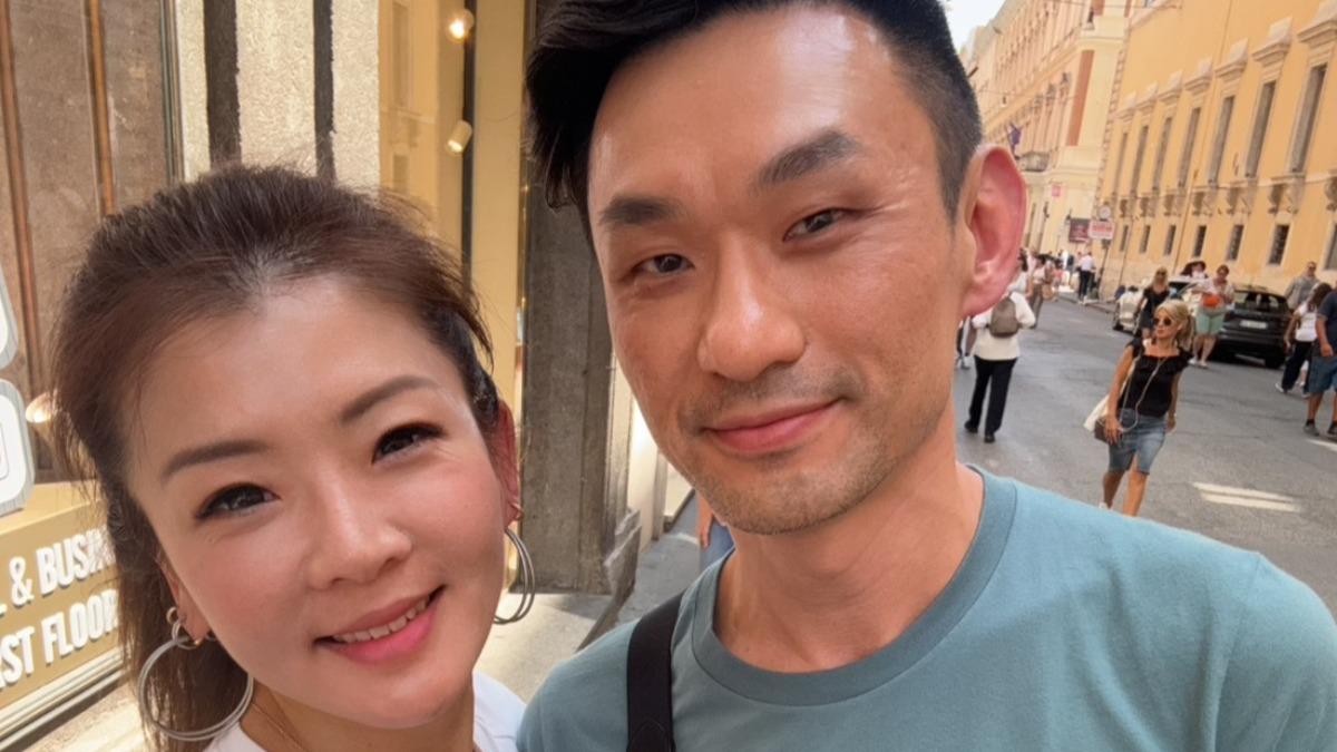 醫師張振榕（右）與護理師莘妮出國旅遊，在飛機上急救一名失去意識的老太太。（圖／艾迪昇提供）
