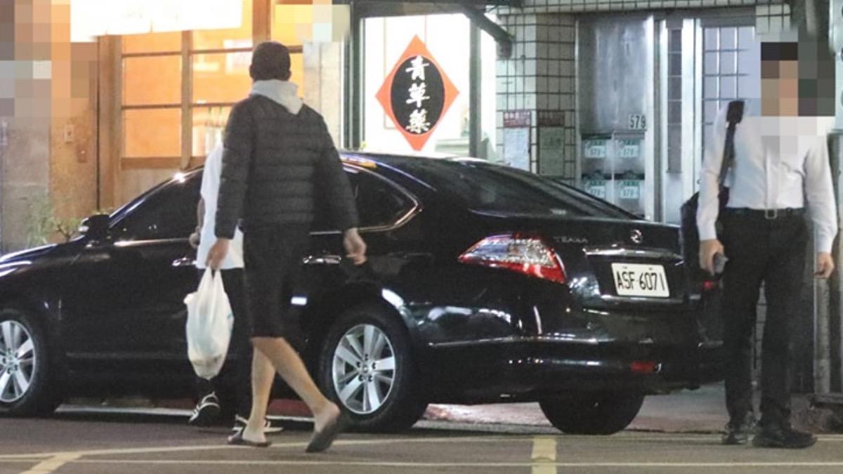 新黨議員侯漢廷指控史哲在文化部長任內搭公務車去推拿。（圖／翻攝侯漢廷粉專）