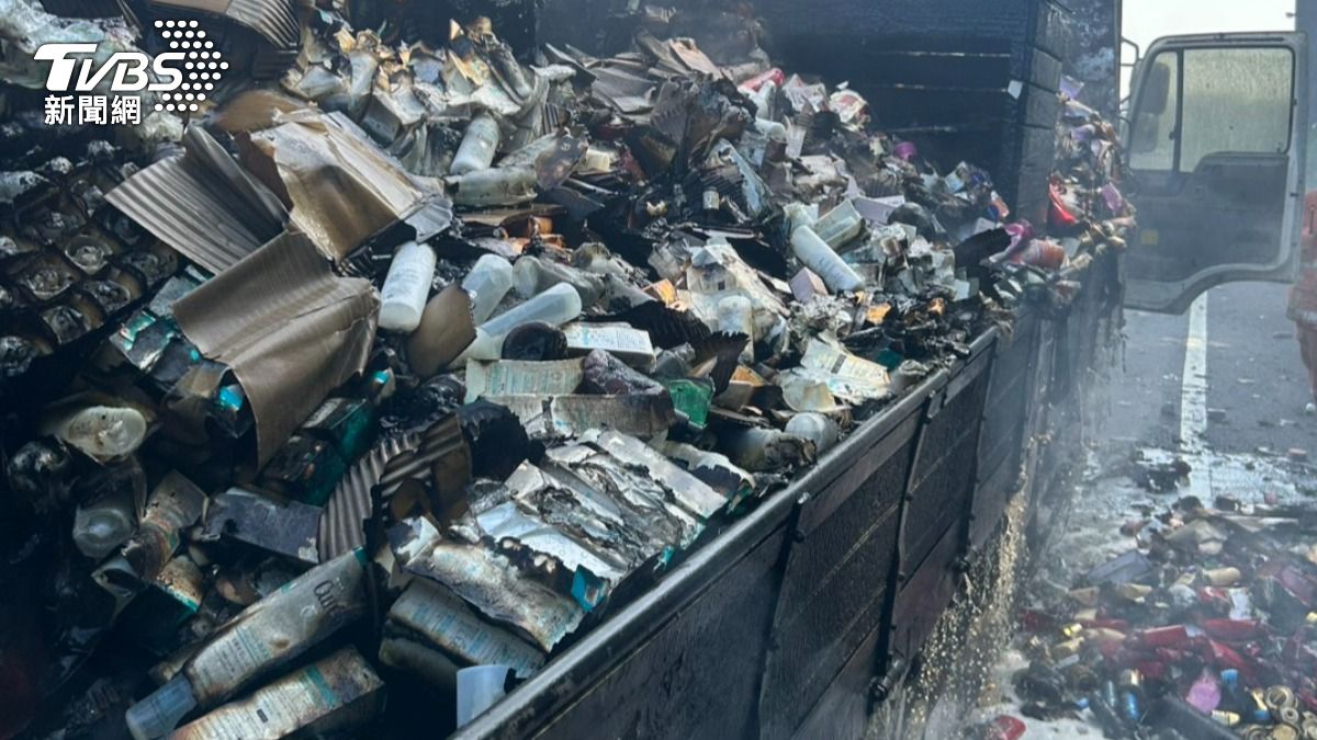 國1新竹段貨車燃燒。（圖／TVBS）