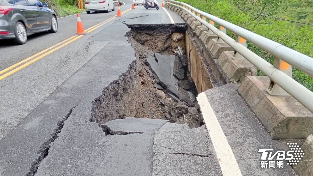 屏東獅子鄉台9線伊屯段出現天坑。（圖／TVBS）