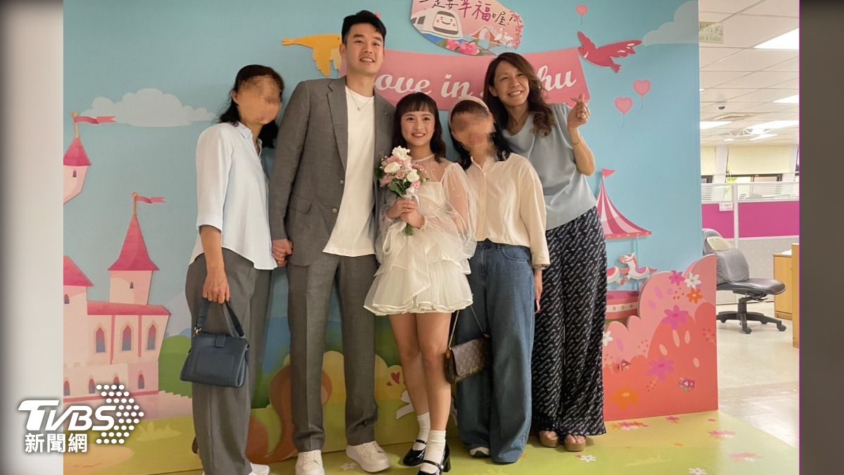 奧運雙金王齊麟和前樂天女孩陳詩媛今天登記結婚。（圖／民眾提供）