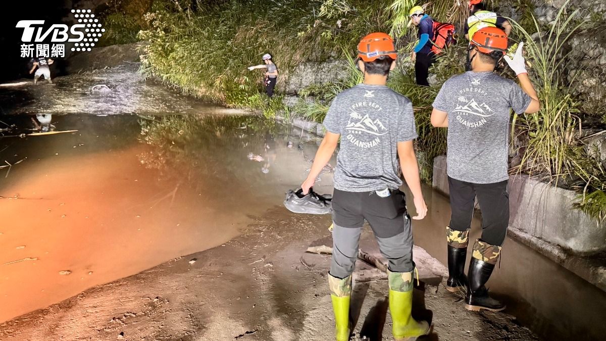 加拿大籍喬姓教授騎自行車受困197縣道坍方壁崖邊。(圖／台東縣消防局提供)