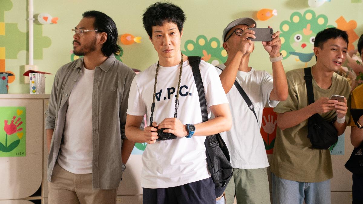 薛仕凌（中）在片中飾演一名廣告導演。（圖／台北双喜提供）