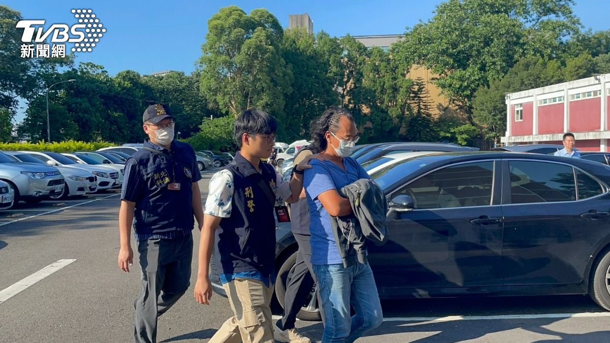李能謙（藍衣）被檢警帶回偵訊。（圖／曾健銘攝）