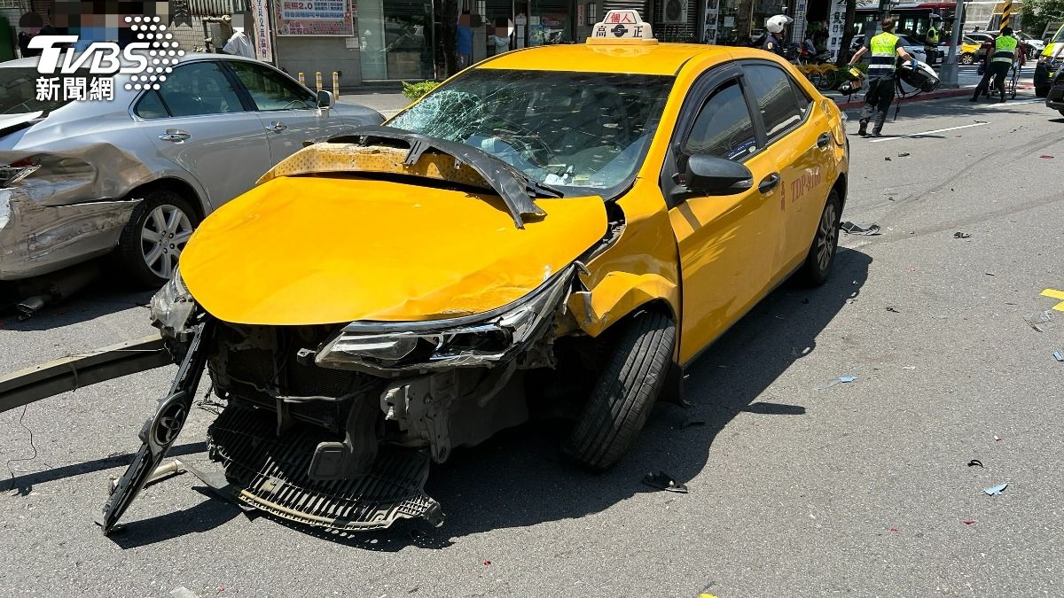 闖紅燈肇事的計程車（圖／TVBS）
