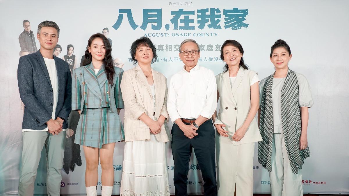 導演吳定謙（左起）、張晴、王琄、吳念真、姚坤君、顏嘉樂同台演出。（圖／綠光提供）