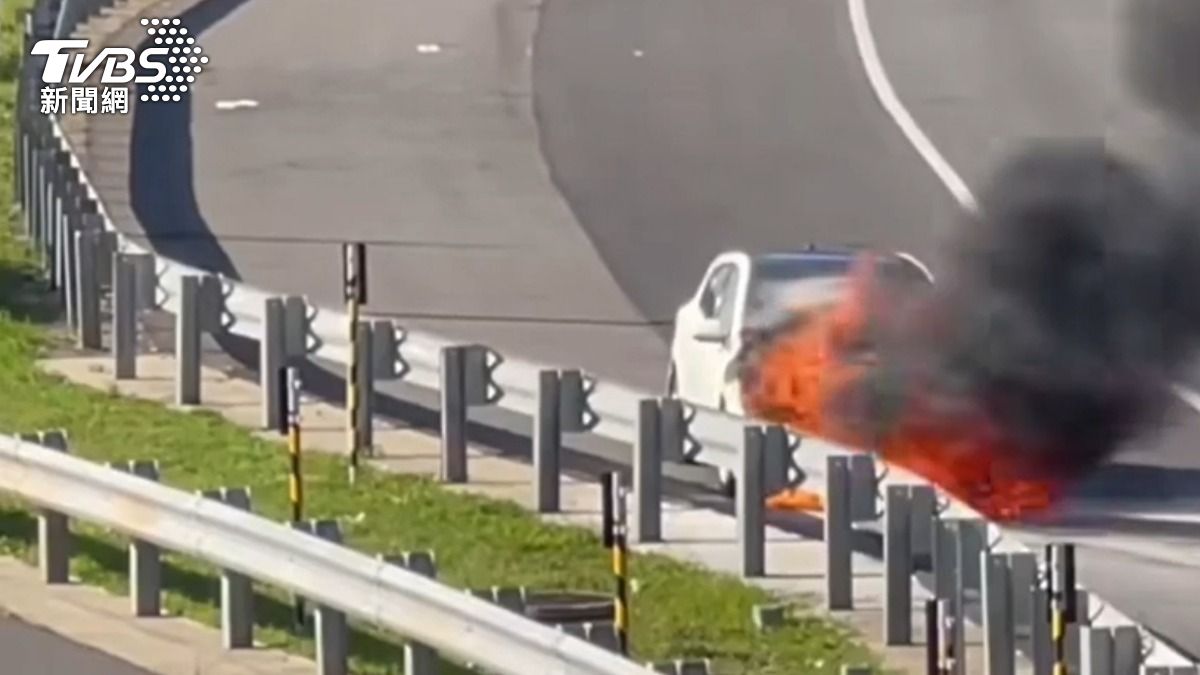 桃園國道2號下午有一起火燒車事故，所幸無人受傷。（圖／TVBS）