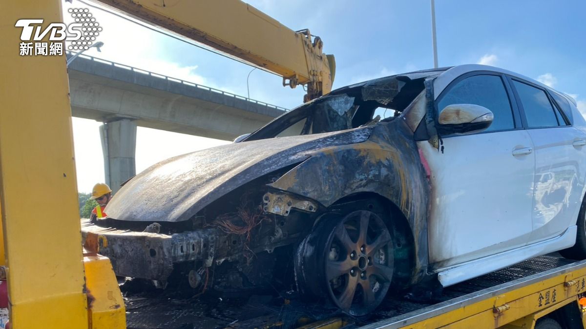 警消及時撲滅火勢，詳細原因待釐清。（圖／TVBS）