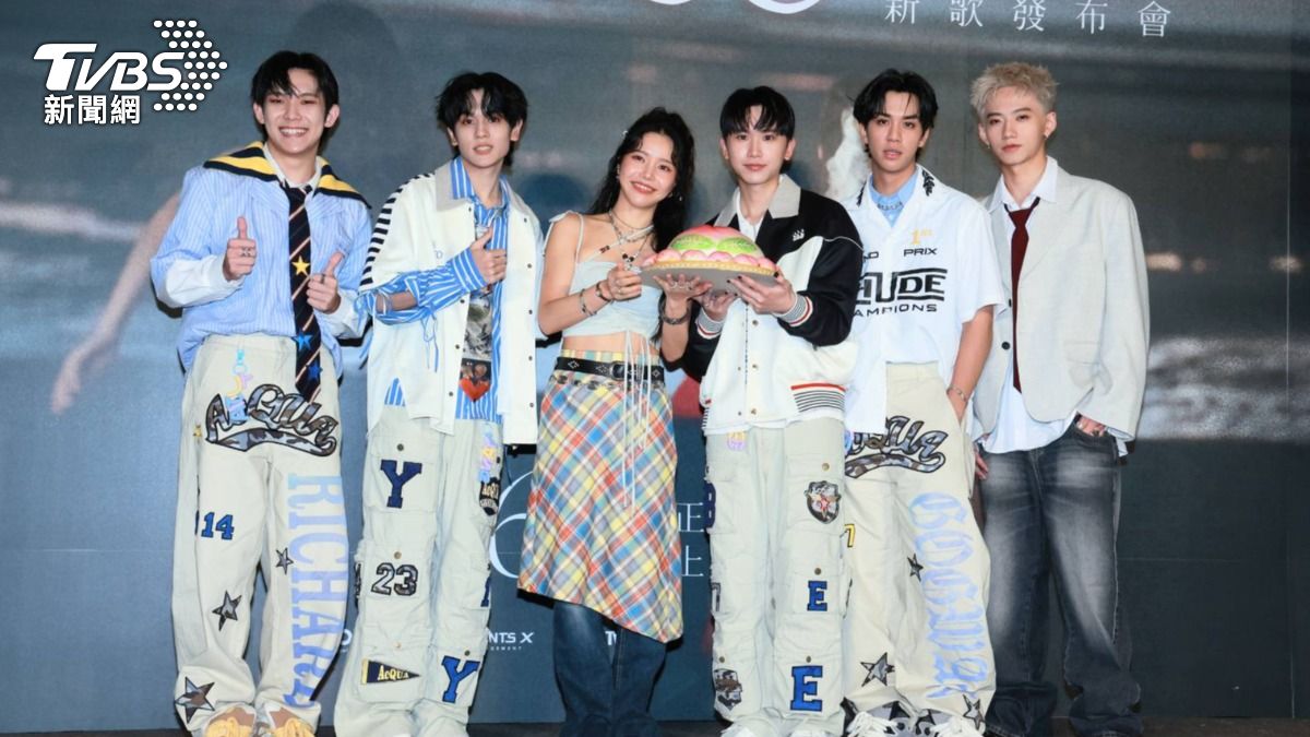 AcQUA源少年以及翟浚安送上祝福給頌樂。（圖／趙世平攝）