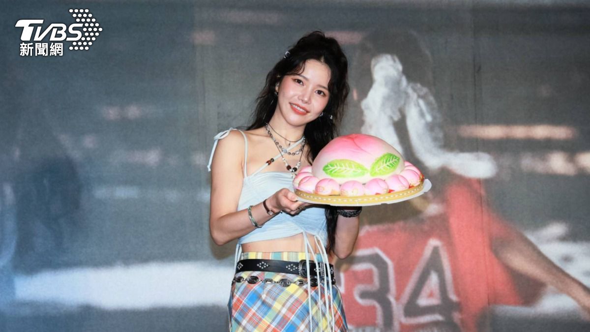 頌樂得到壽桃。（圖／趙世平攝）