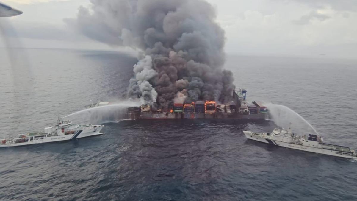 萬海旺春輪爆炸起火，仍有4名船員失蹤。（圖／翻攝自X@IndiaCoastGuard）