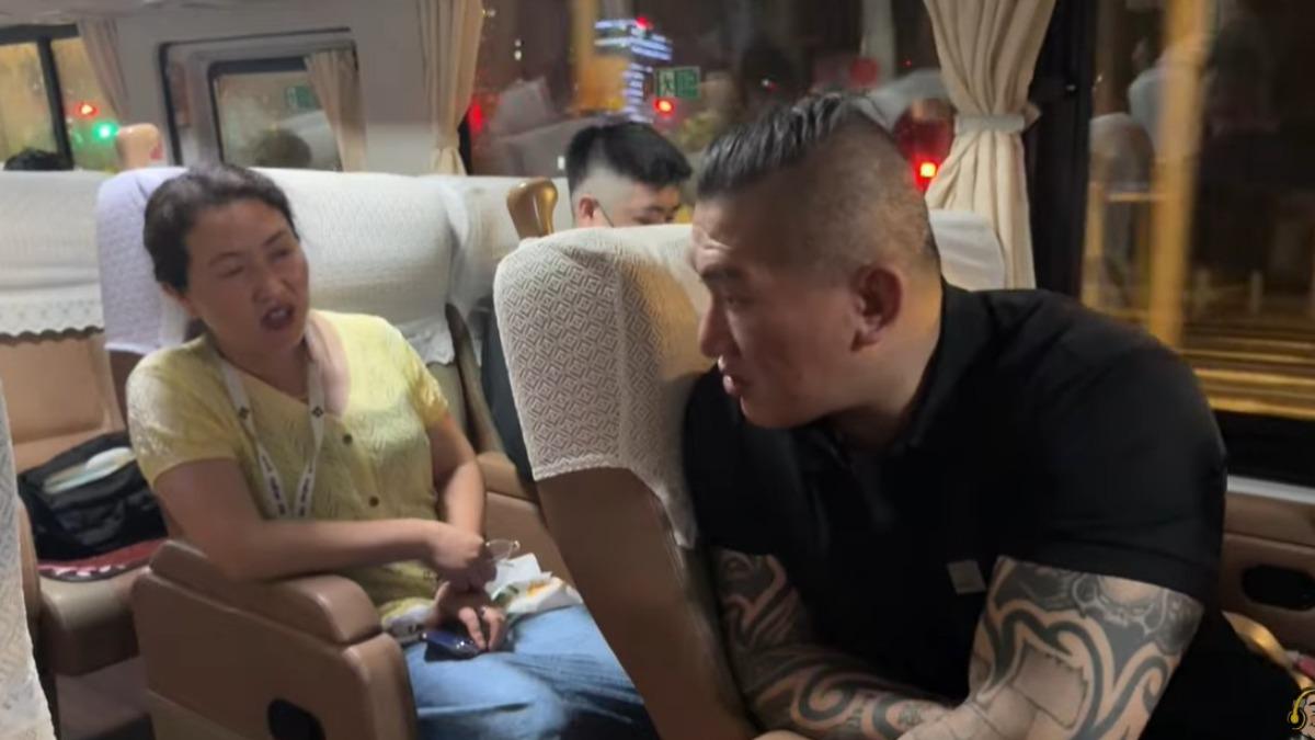 陳之漢跟導遊大媽攀談說：「我們台灣啊，有賣奶茶一杯多少你知道嗎？800塊台幣」。（圖／翻攝自YT@Notorious_3cm）