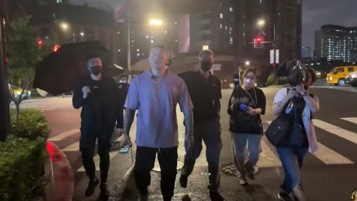 陳之漢夜遊上海注意到攝影機很多，並表示「做得很好」。（圖／翻攝自YT@Notorious_3cm）