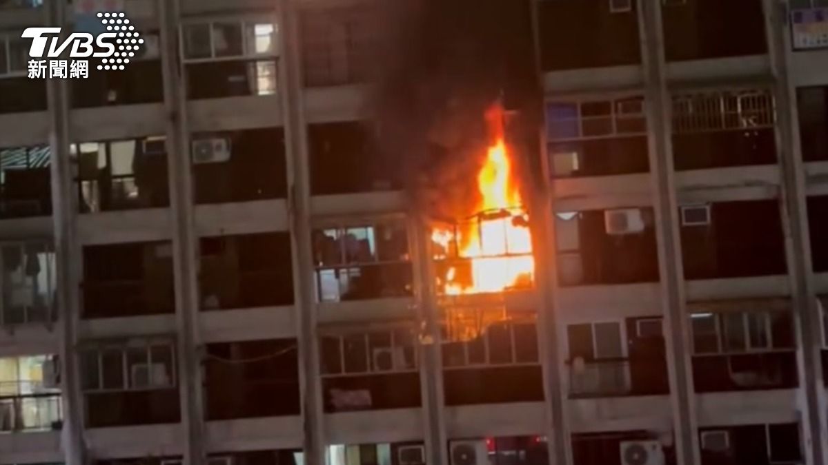 高雄鹽埕七賢三路一棟社區大樓發生火警。（圖／TVBS）