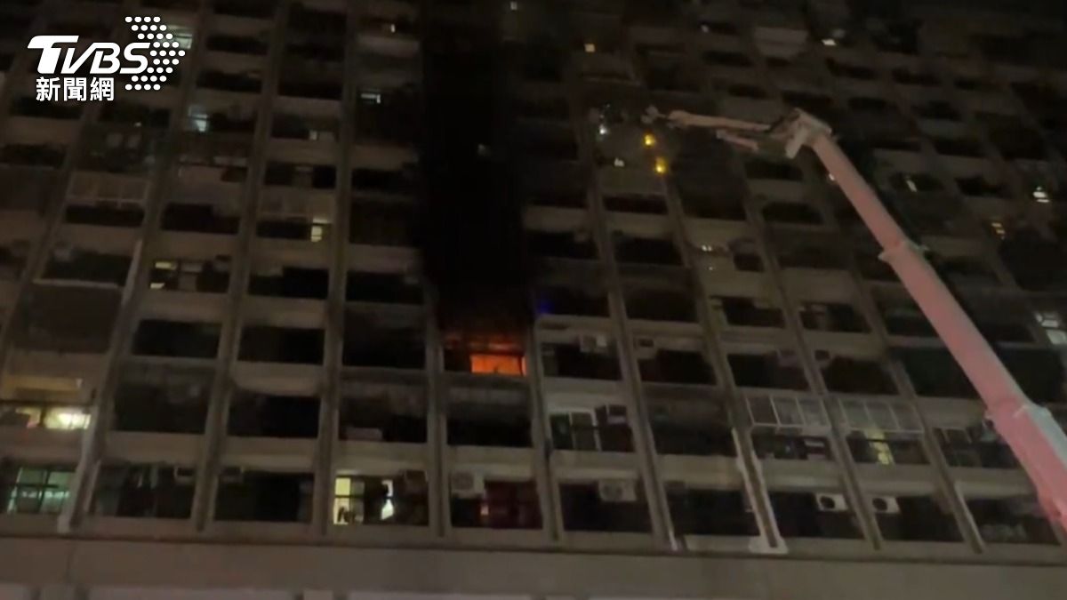 高雄鹽埕七賢三路一棟社區大樓發生火警。(圖/TVBS) 高雄鹽埕七賢三路一棟社區大樓發生火警。(圖/TVBS)