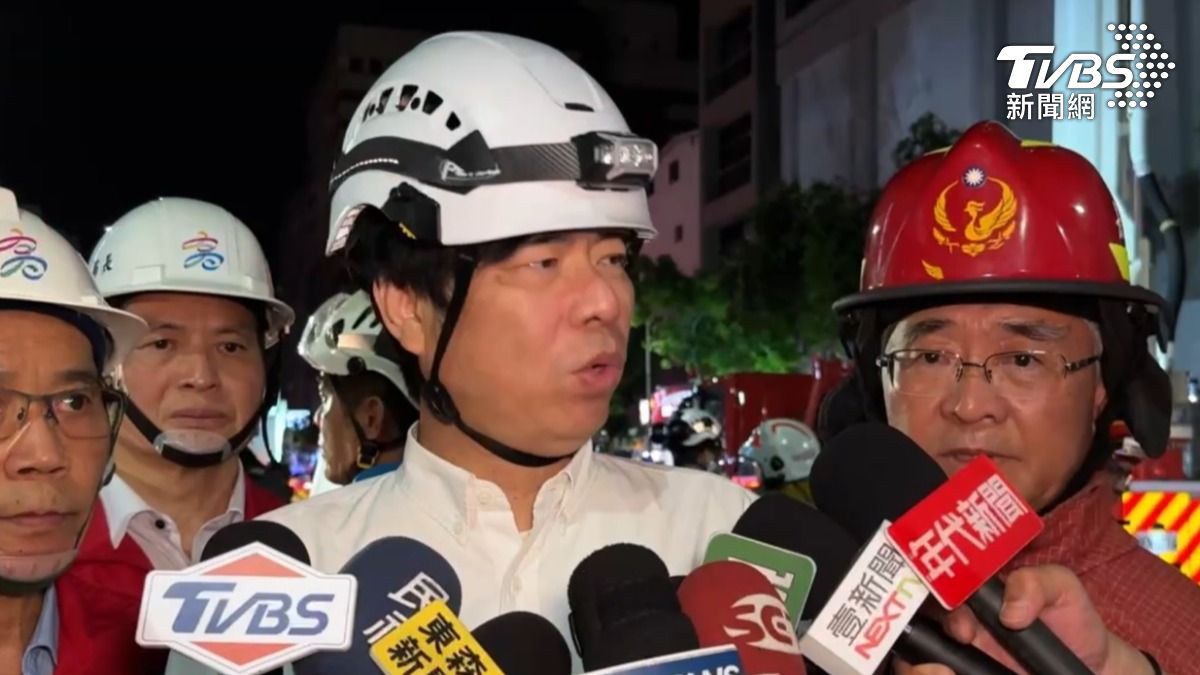 高雄市長陳其邁不敢大意,趕往現場坐鎮指揮。(圖/TVBS) 高雄市長陳其邁不敢大意,趕往現場坐鎮指揮。(圖/TVBS)