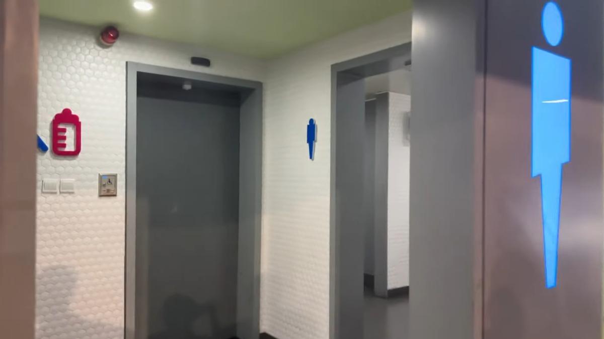 館長身邊工作人員特寫上海浦東機場的廁所。（圖／翻攝自館長惡名昭彰YT）