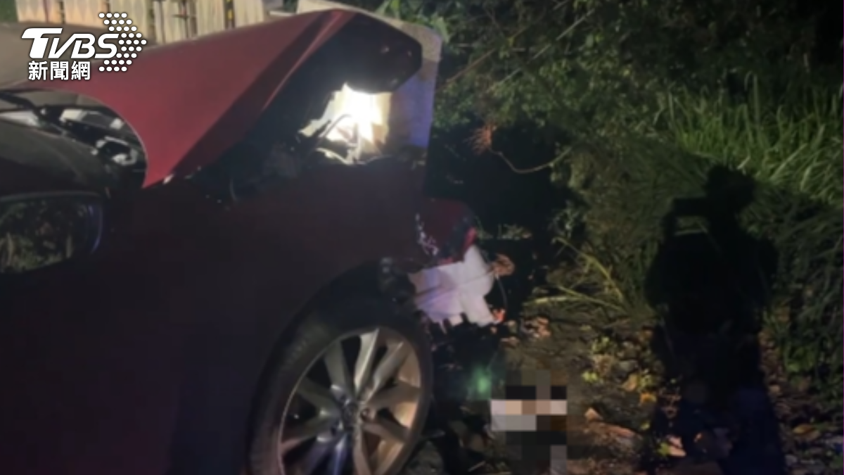 車輛車頭近乎全毀，撞擊力道相當大。（圖／TVBS）