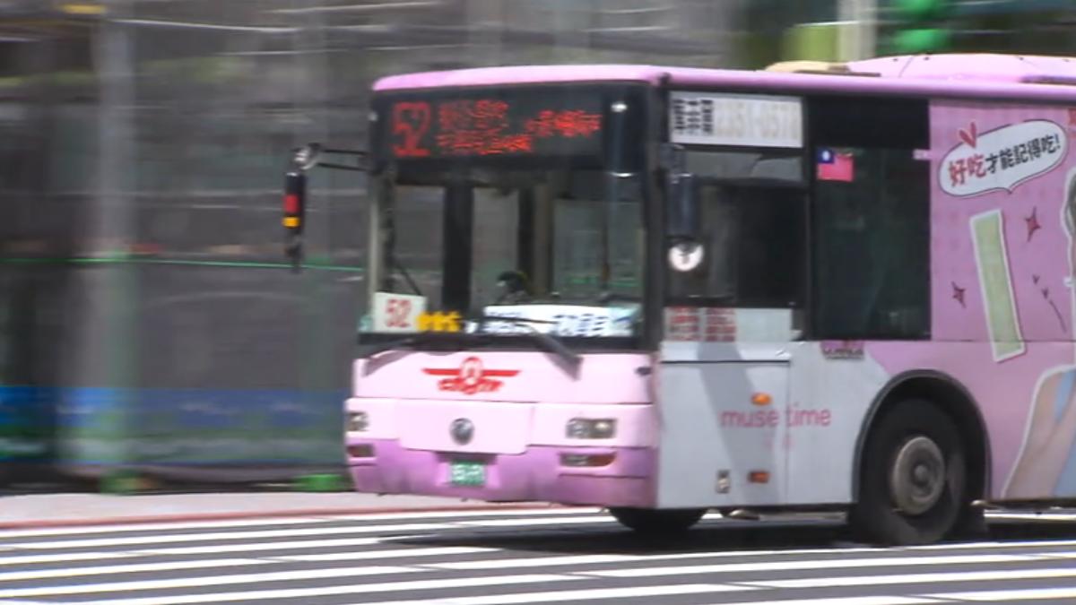 有民眾發現公車駕駛，等紅燈時不慎睡著，熱心提醒。(非畫面中駕駛)（圖／TVBS）