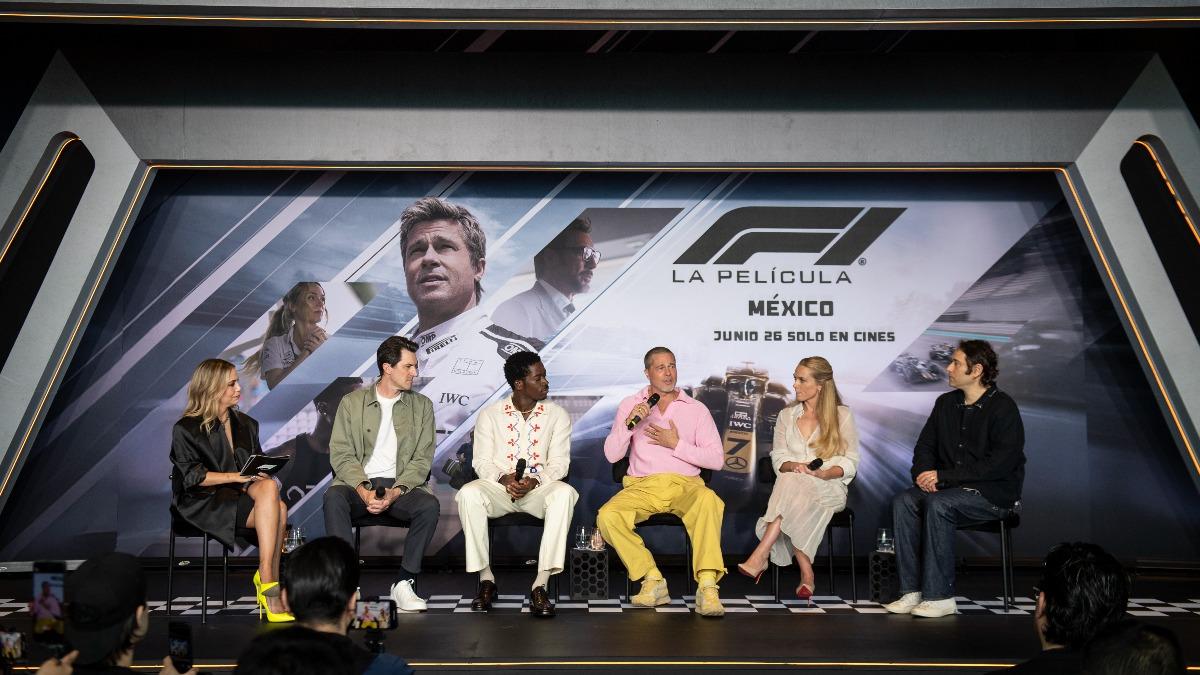 導演喬瑟夫柯辛斯基（左二起）、達姆森伊卓瑞斯、布萊德彼特、凱瑞康頓、製片傑瑞米克雷納在《F1電影》墨西哥記者會上暢聊拍片經驗。（圖／華納兄弟提供）