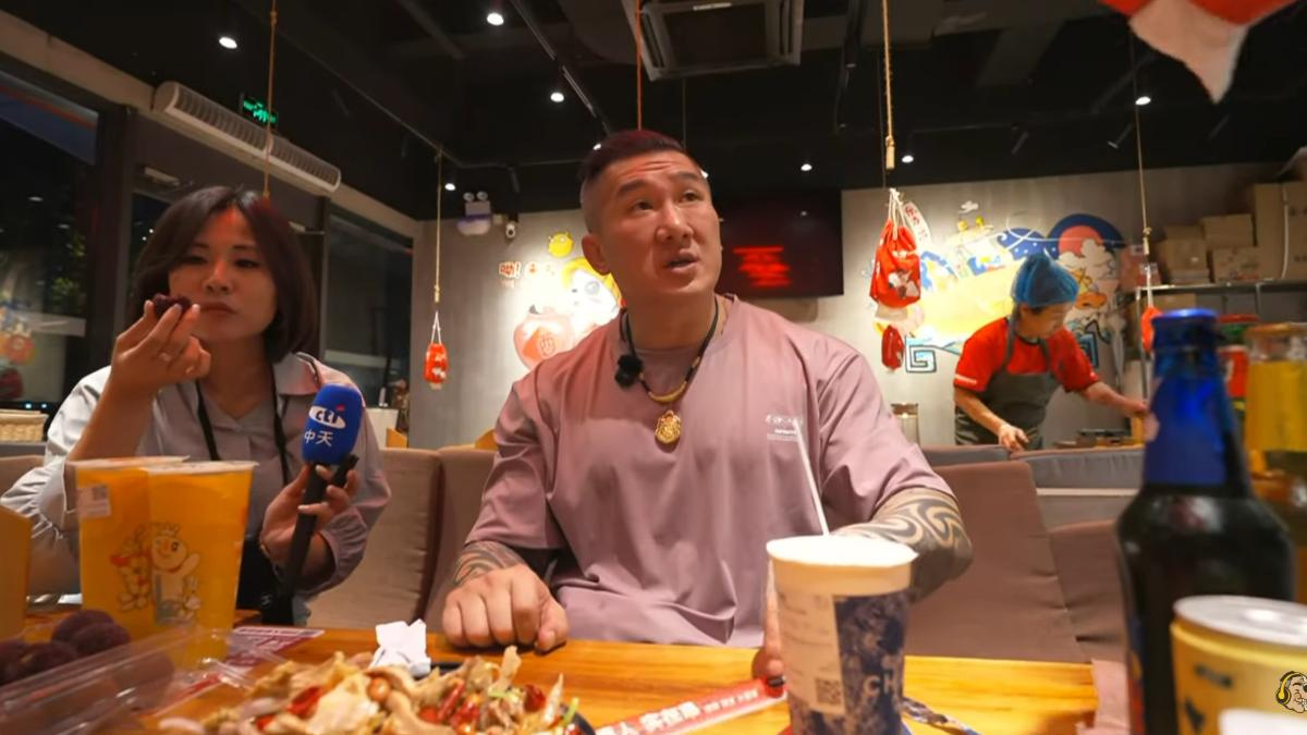 網紅「館長」陳之漢10日前往中國上海展開「和平之旅」，並透過Youtube進行直播。（圖／翻攝自館長直播）