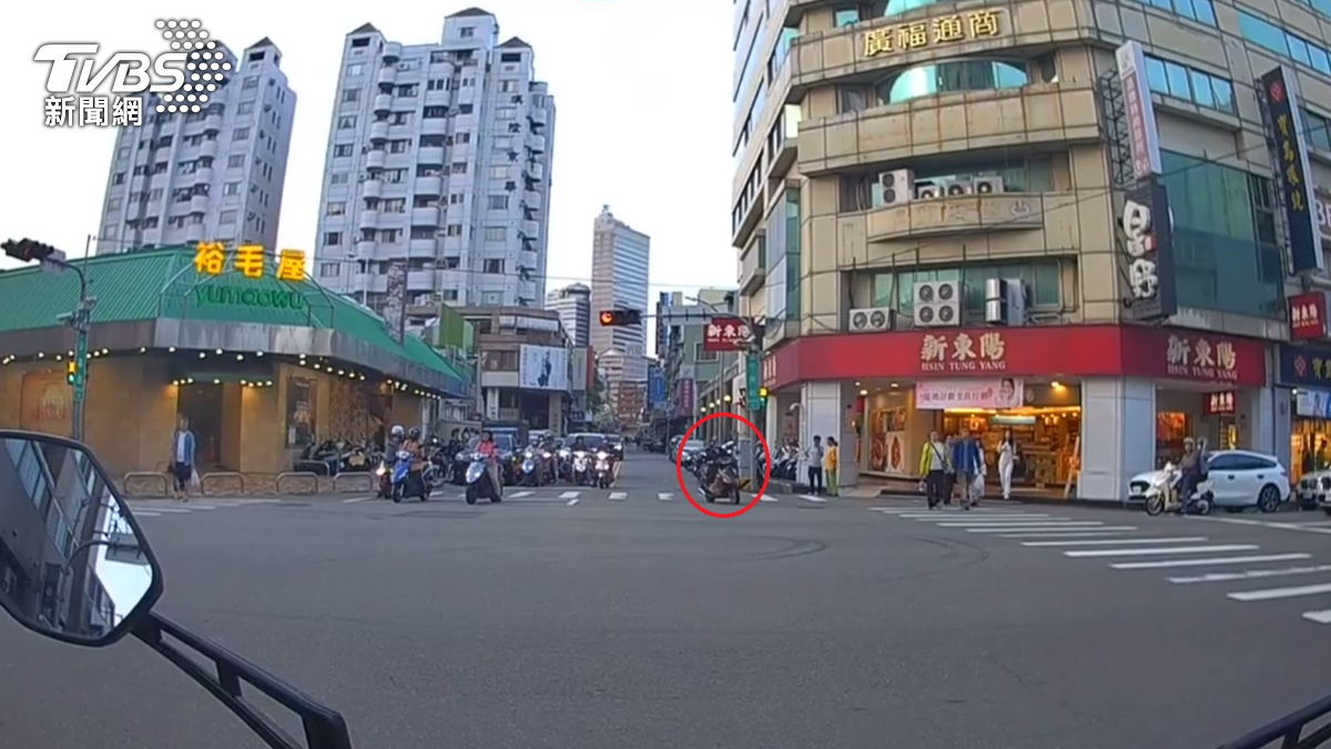 陳女違規後報出死去的妹妹身分證字號，但警方仍查出陳女身分，更發現陳女沒有駕照。（圖／TVBS）