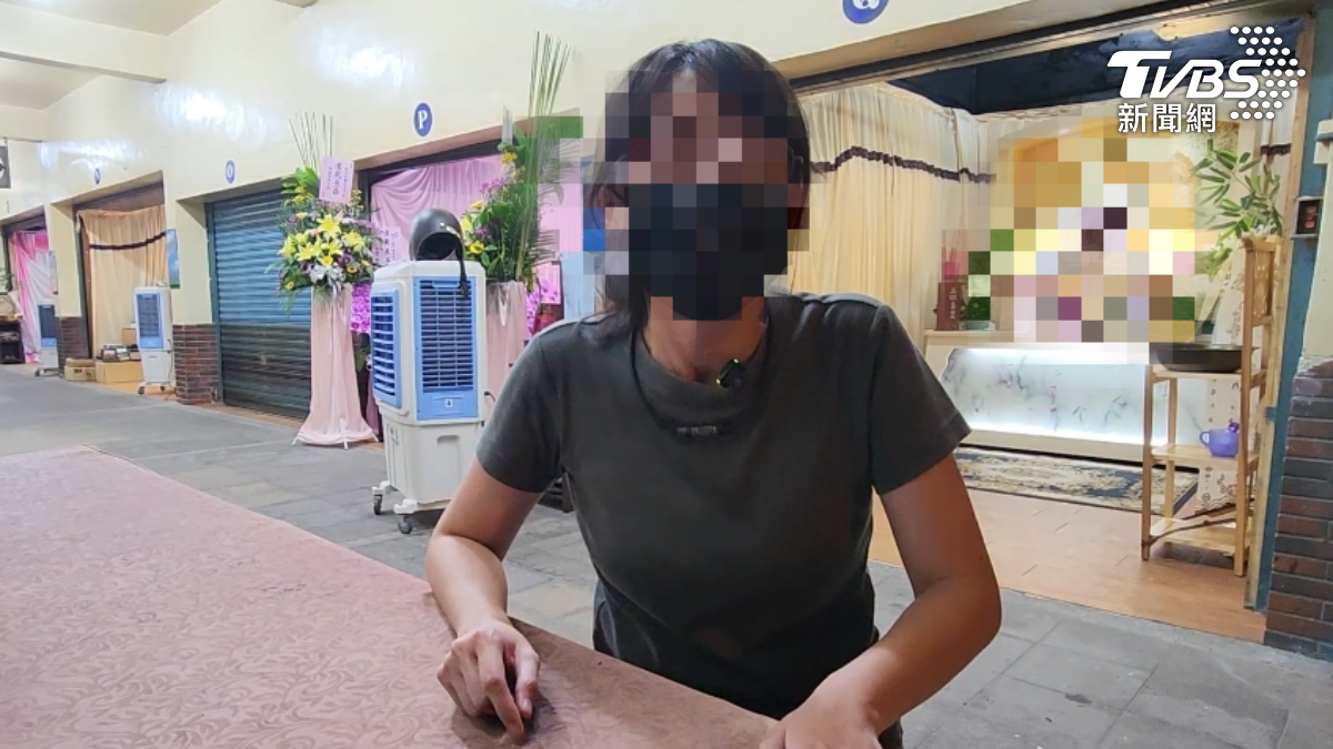 林女妹妹在靈堂前控訴姜姓司機不可能不知情，認為交保不合理。（圖／TVBS）