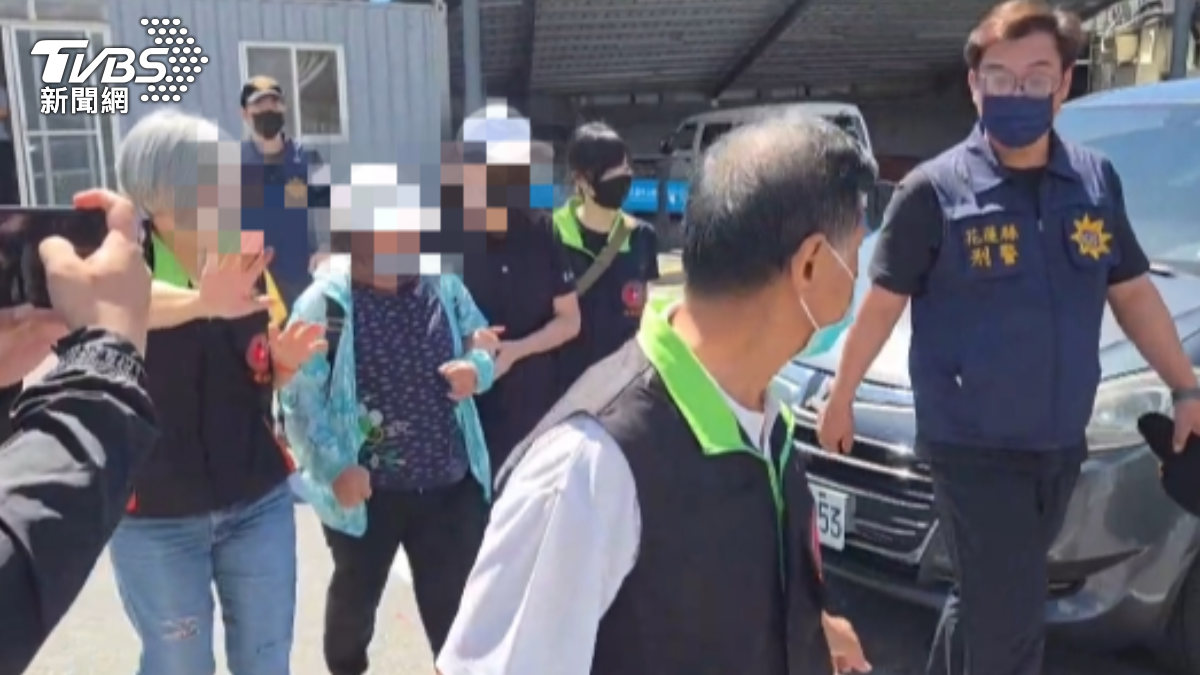 林女姊妹倆人前往遺體相驗現場。（圖／TVBS）