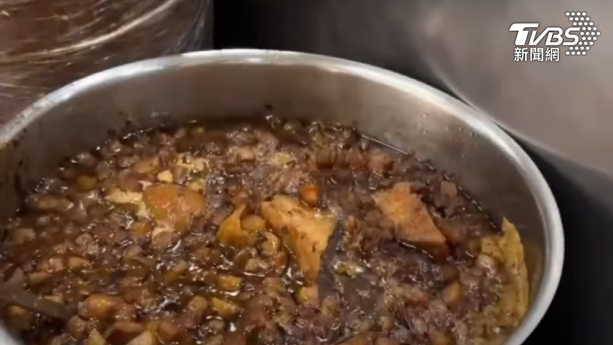 周氏蝦捲員工被爆,將客人剩的油豆腐倒回滷鍋。(圖/TVBS)