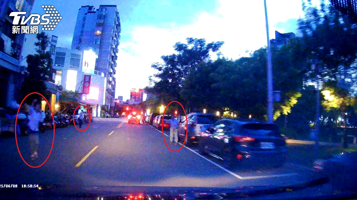路過的三名路人，也趕緊衝到馬路攔下正在柳川東路與民生路口的巡邏車。（圖／TVBS）