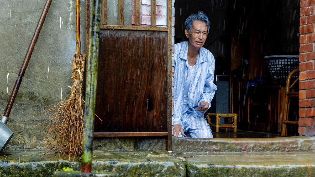 《生命的麥田》關聰燒錢治病對家人內疚。(圖/大愛提供)
