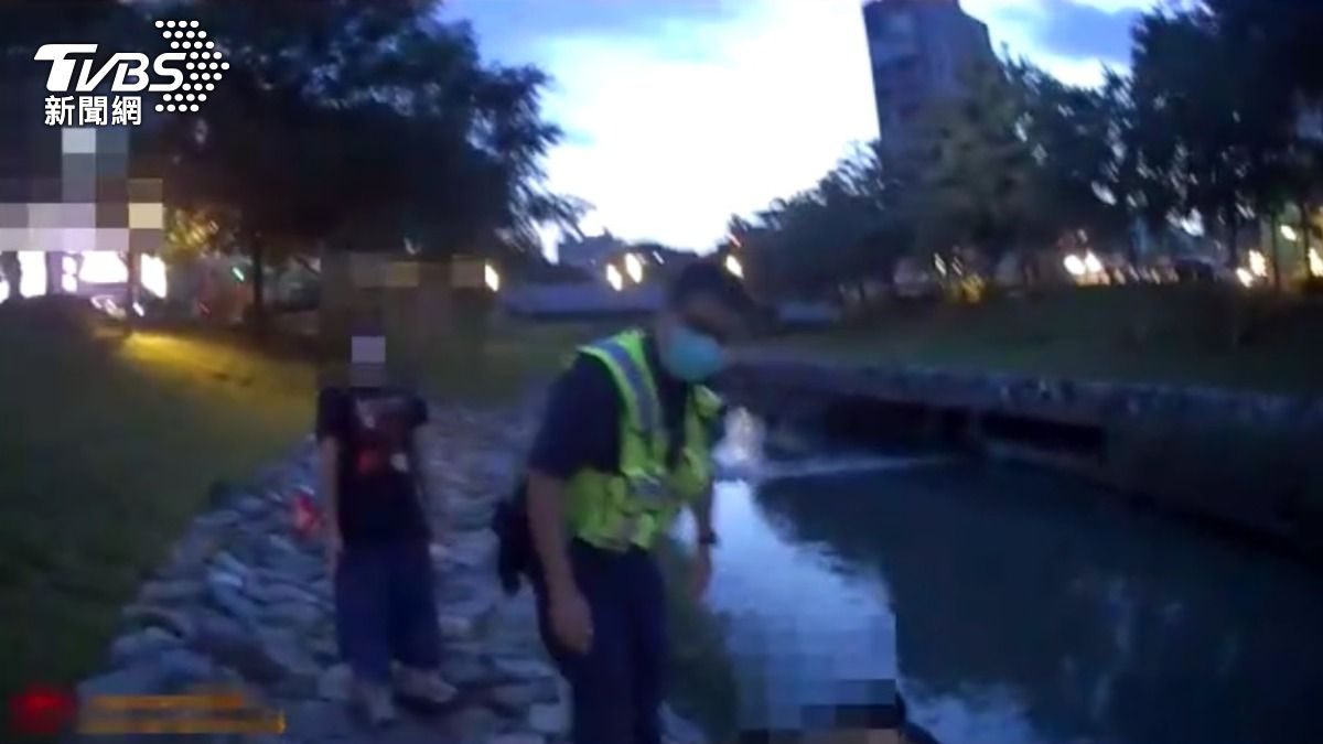 焦急的爸爸立即跳入河中救援，只是因地勢高低落差大，無法自行脫困上岸。（圖／TVBS）